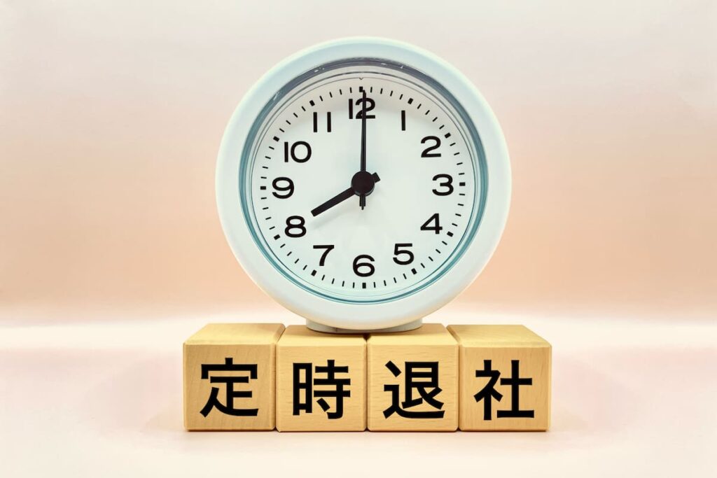 AI導入による残業削減と定時退社のイメージ