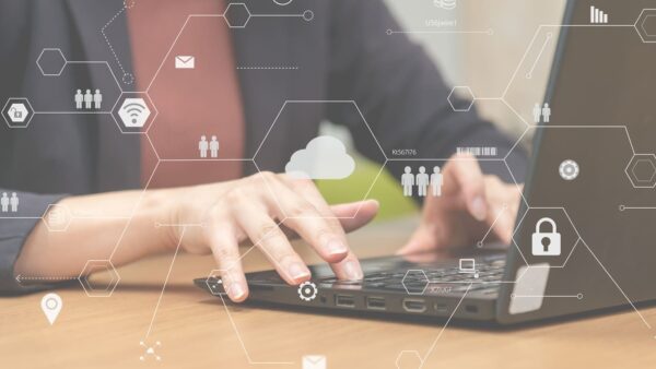 職場でAIを活用して働き方を改善するビジネスパーソン