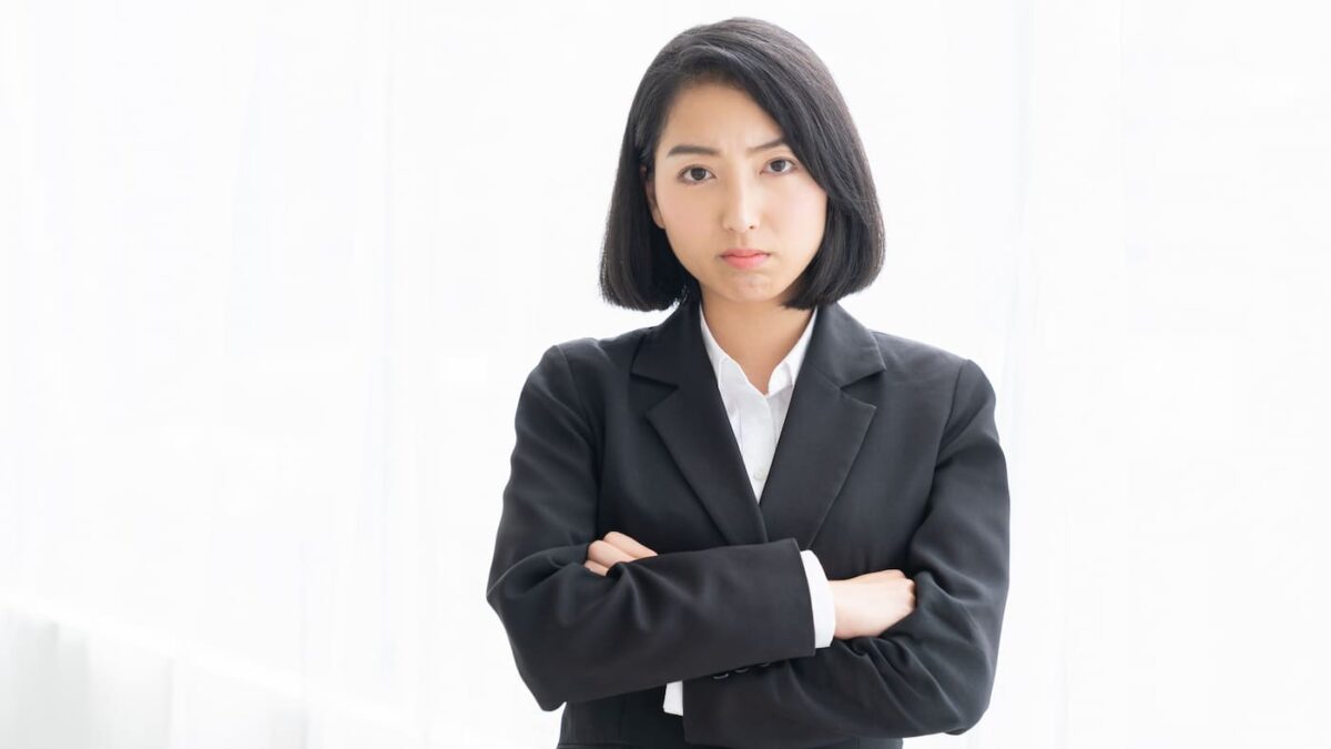 職場のハラスメント境界線に悩むビジネスウーマン