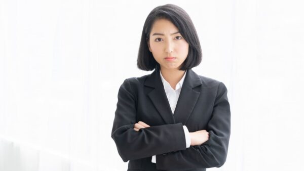 職場のハラスメント境界線に悩むビジネスウーマン