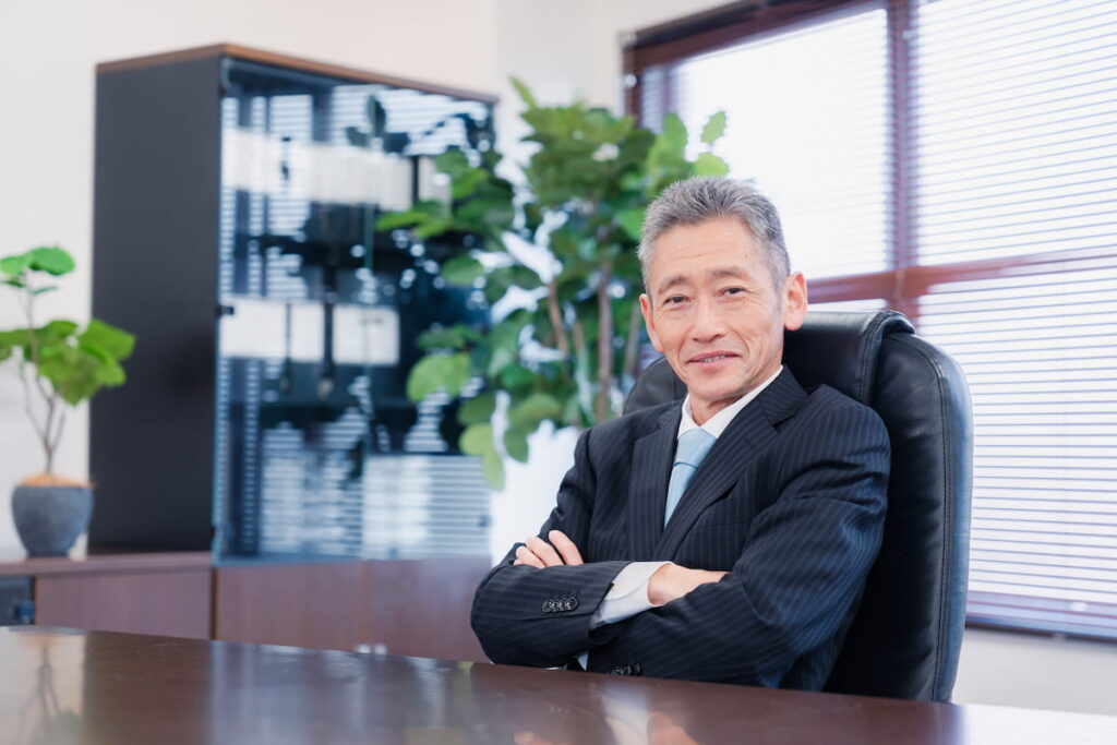 厳しい経営状況の中で賃上げに取り組む中小企業経営者