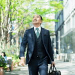 スーツを着て出勤するシニアビジネスマン。高年齢雇用継続給付の対象となる60代の働く姿