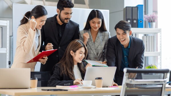 多国籍のビジネスパーソンがオフィスで協働する様子。外国人労働者230万人時代の職場風景