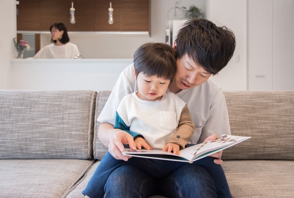 育児休業を取得して赤ちゃんを抱く男性