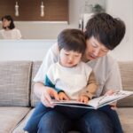 育児休業を取得して赤ちゃんを抱く男性