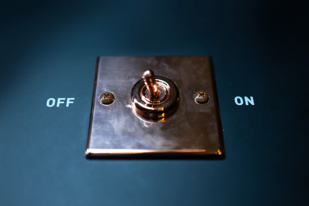 OFFとONの表示があるトグルスイッチ。つながらない権利、仕事とプライベートの切り替えをイメージ