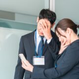 カスタマーハラスメントの電話対応に疲弊するビジネスパーソンのイメージ