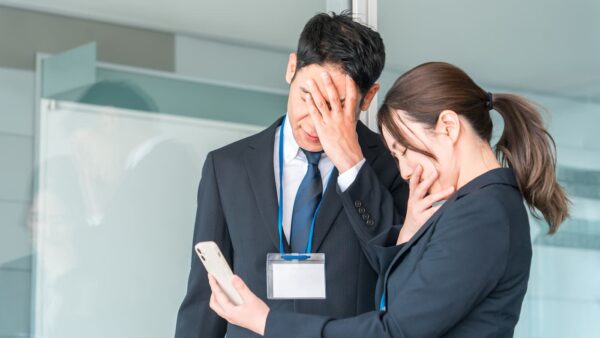 カスタマーハラスメントの電話対応に疲弊するビジネスパーソンのイメージ