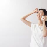 汗をぬぐう女性。熱中症対策の大切さ