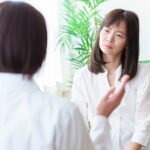 職場で真剣に相談・対話する女性社員たち。尊厳を大切にしたコミュニケーションのイメージ