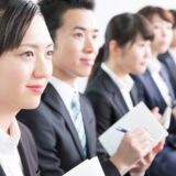 研修を受ける若手社員たち。就労3年目の就労意識調査のイメージ