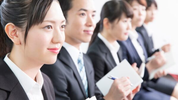 研修を受ける若手社員たち。就労3年目の就労意識調査のイメージ