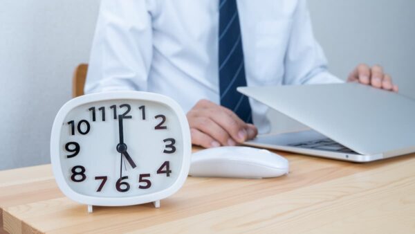 深夜のオフィスでパソコンに向かう会社員