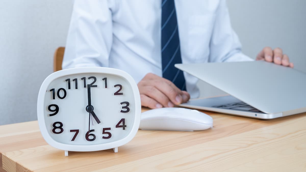 深夜のオフィスでパソコンに向かう会社員