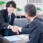 同僚を職場に紹介するビジネスパーソンと握手する候補者