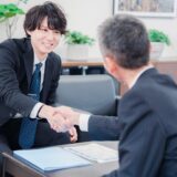 同僚を職場に紹介するビジネスパーソンと握手する候補者