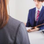 面談で書類を手に応募者と向き合う採用担当者