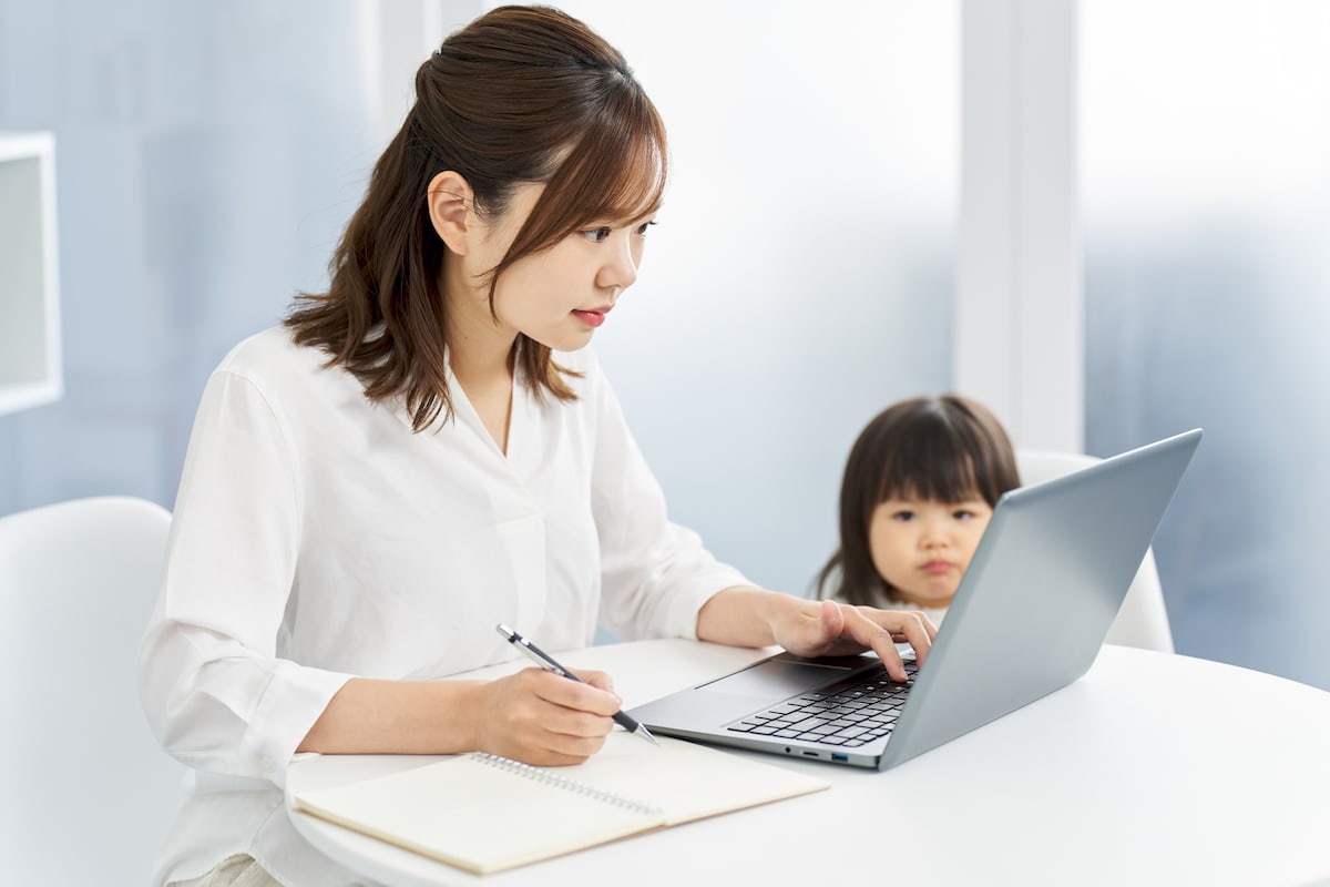 在宅で仕事をしながら子どもと過ごす親の様子（仕事と育児の両立のイメージ）